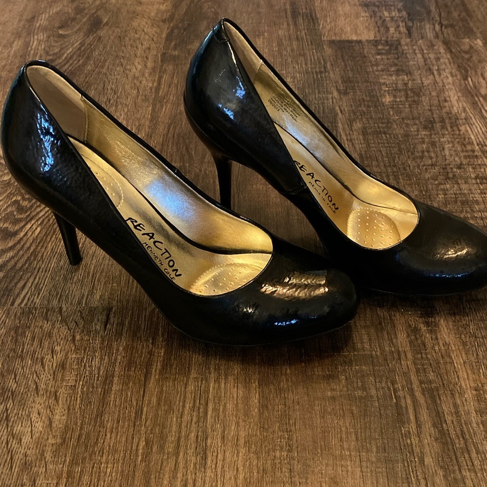 Size 8 Women’s Kenneth Cole Reaction Black Pumps